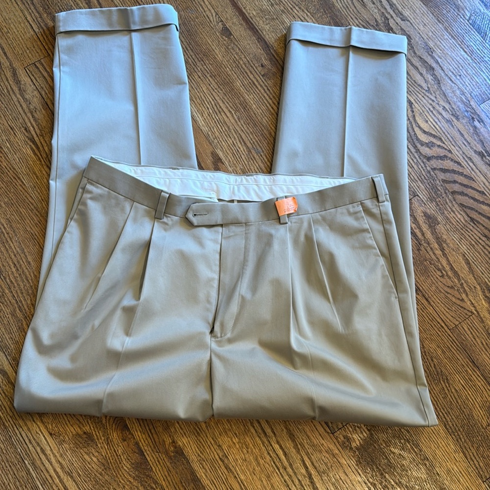 Roundtree & Yorke Men’s Pleated Khaki Pants 40x32 Classic Fit Cuffed